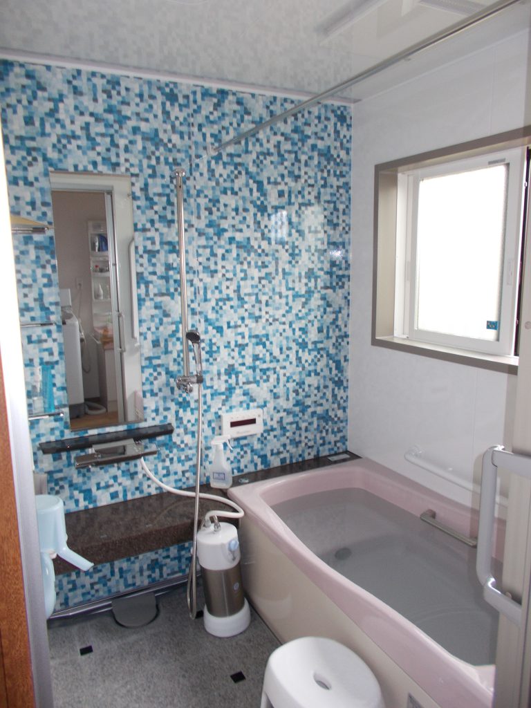 鋳物ホーロー浴槽と御影石貼りの床！