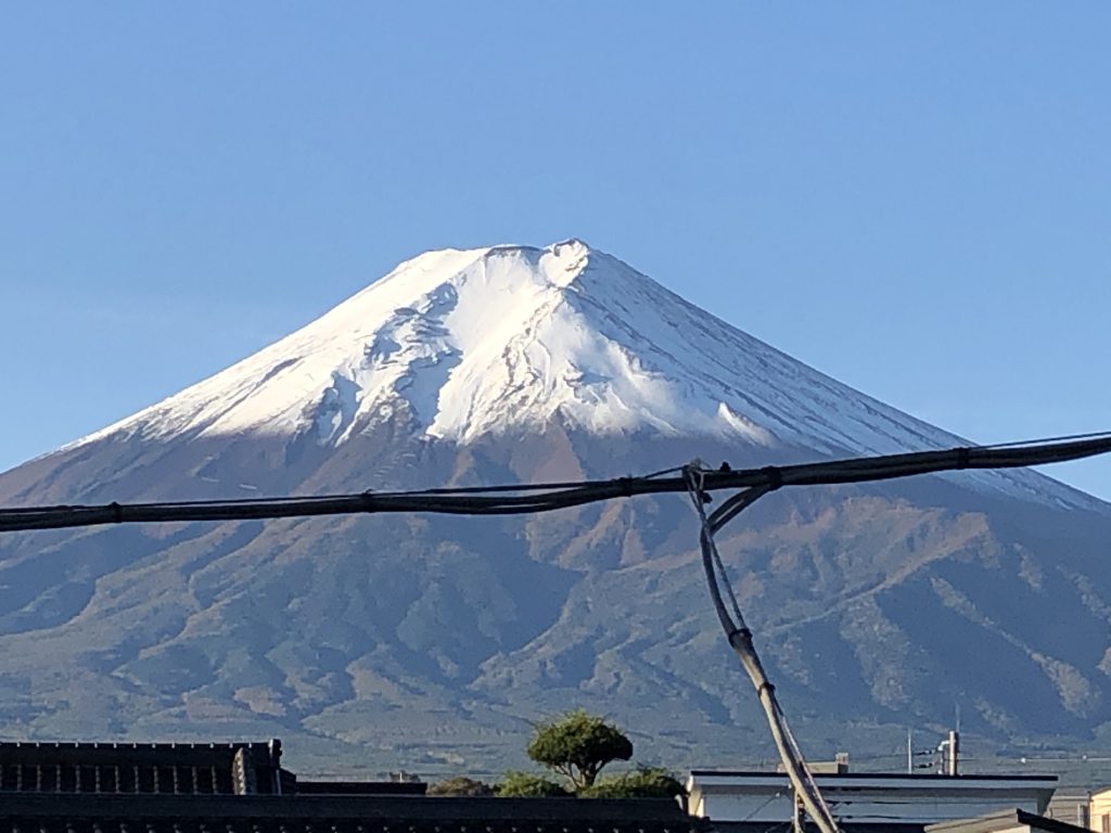 富士山が雪化粧！