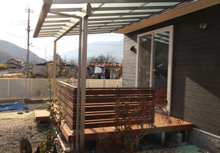 日差しを遮りデッキ上を快適にするテラス屋根👍