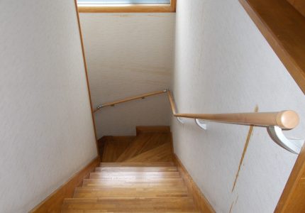 階段に手すりを取付け、安全性を高めました❗