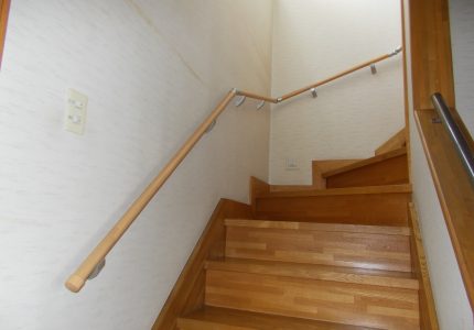 階段に手すりを取付け、安全性を高めました❗