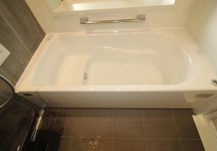 【鋳物ホーロー浴槽：くつろぎラウンジ浴槽(ベンチ付)】