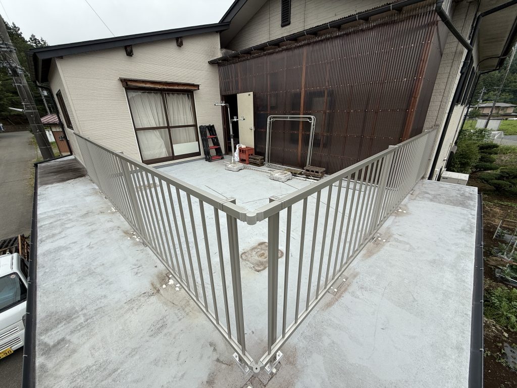 劣化した木製フェンスをアルミ製に交換☺️