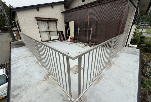 劣化した木製フェンスをアルミ製に交換☺️