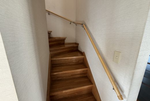 階段に手すりを設置して安全に🫡