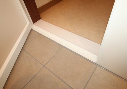 【つまづきにくい出入り口】