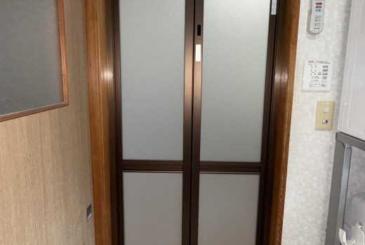 開閉ラクラク😊浴室ドアを折戸にリフォーム❗