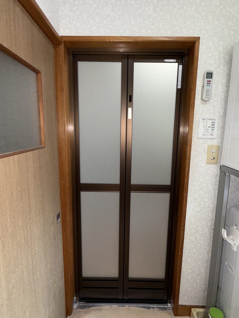 開閉ラクラク😊浴室ドアを折戸にリフォーム❗