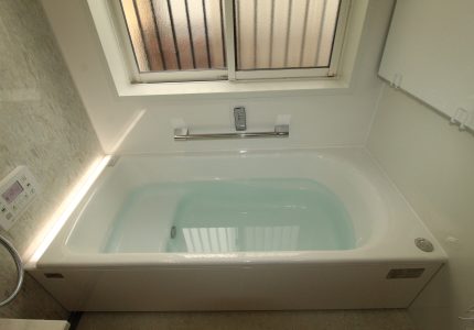 【鋳物ホーロー浴槽：くつろぎラウンジ浴槽(ベンチ付)】