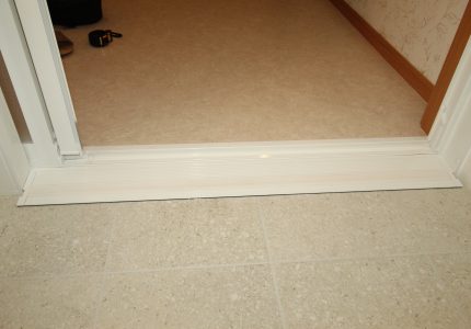 【つまづきにくい出入り口】